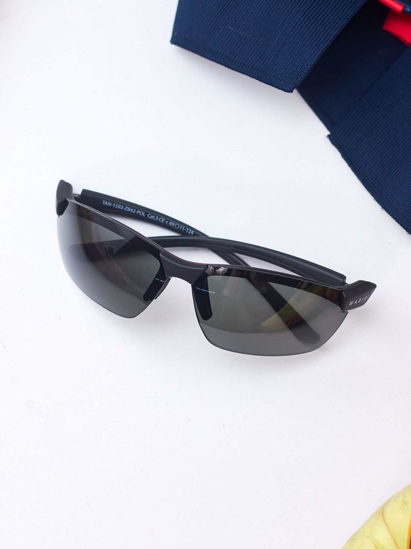 Waridi Sleek sunglasses - Black