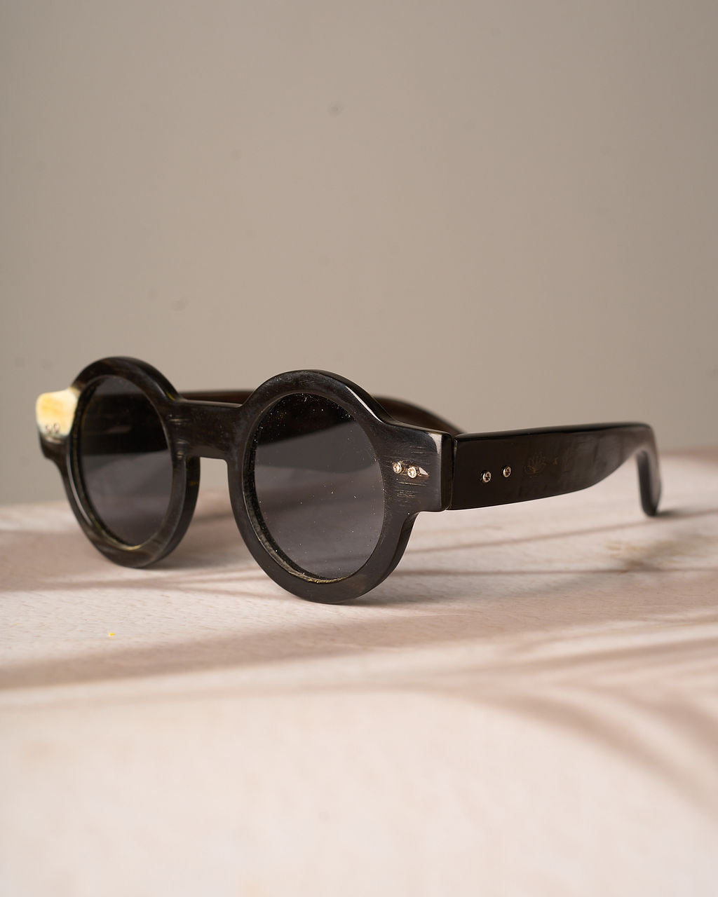 Waridi Kikomba cowhorn Sunglasses - Dark color