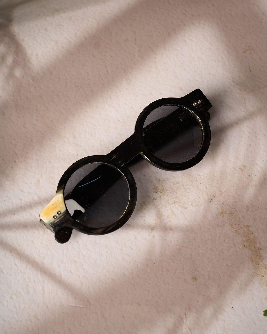 Waridi Kikomba cowhorn Sunglasses - Dark color