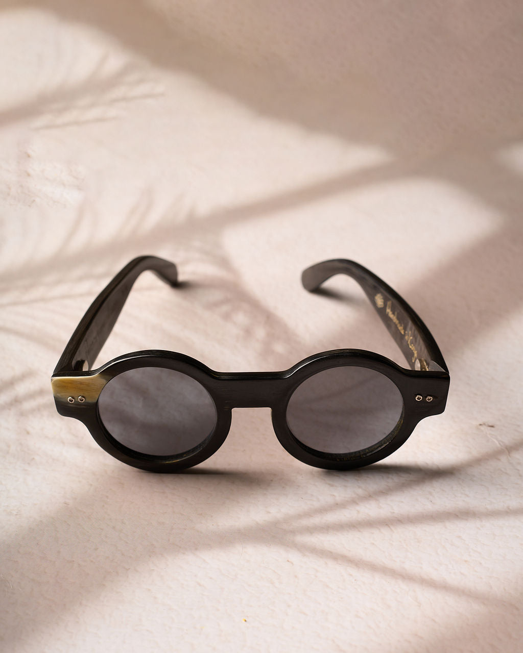 Waridi Kikomba cowhorn Sunglasses - Dark color