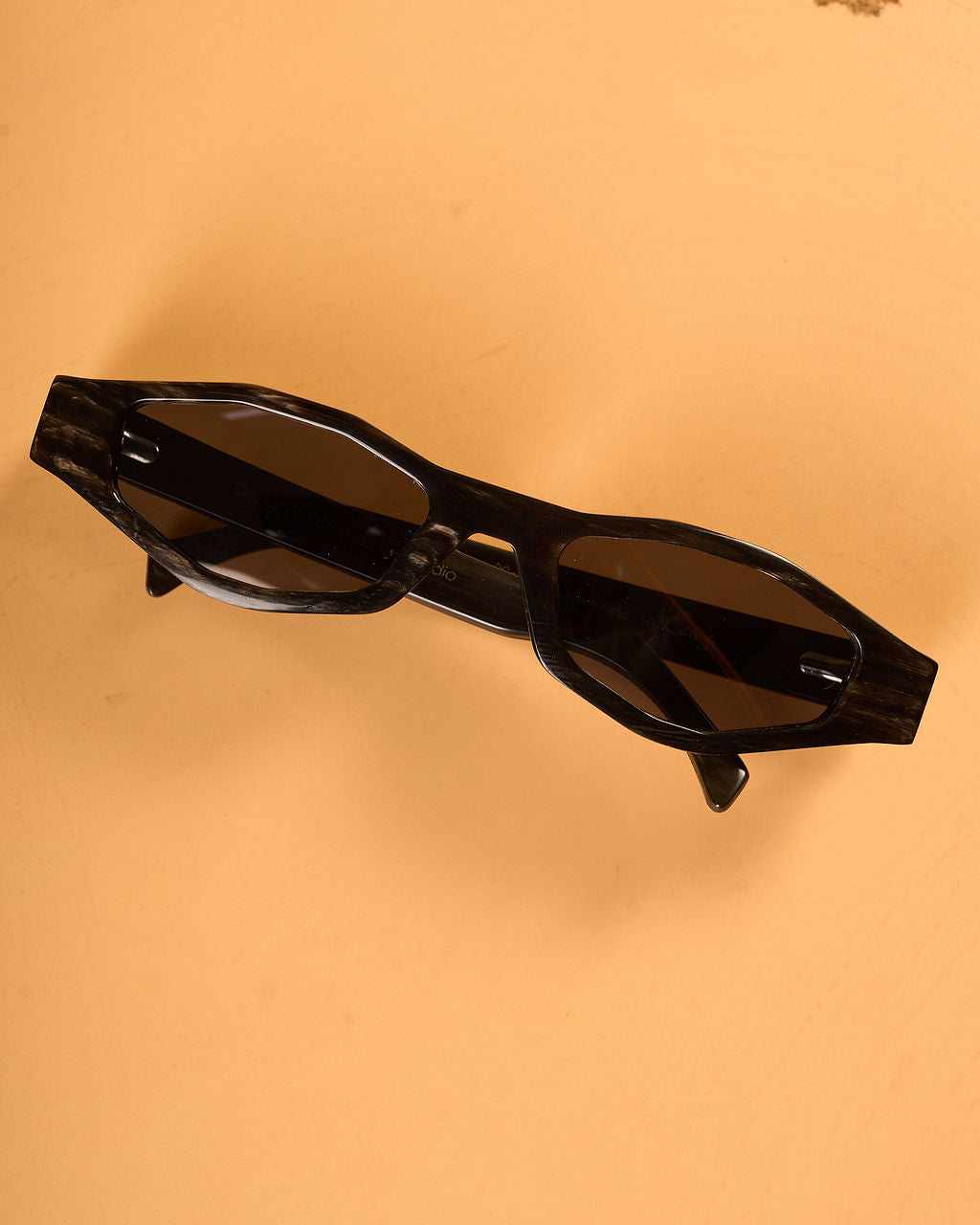 Waridi Almasi cowhorn Sunglasses - Dark color