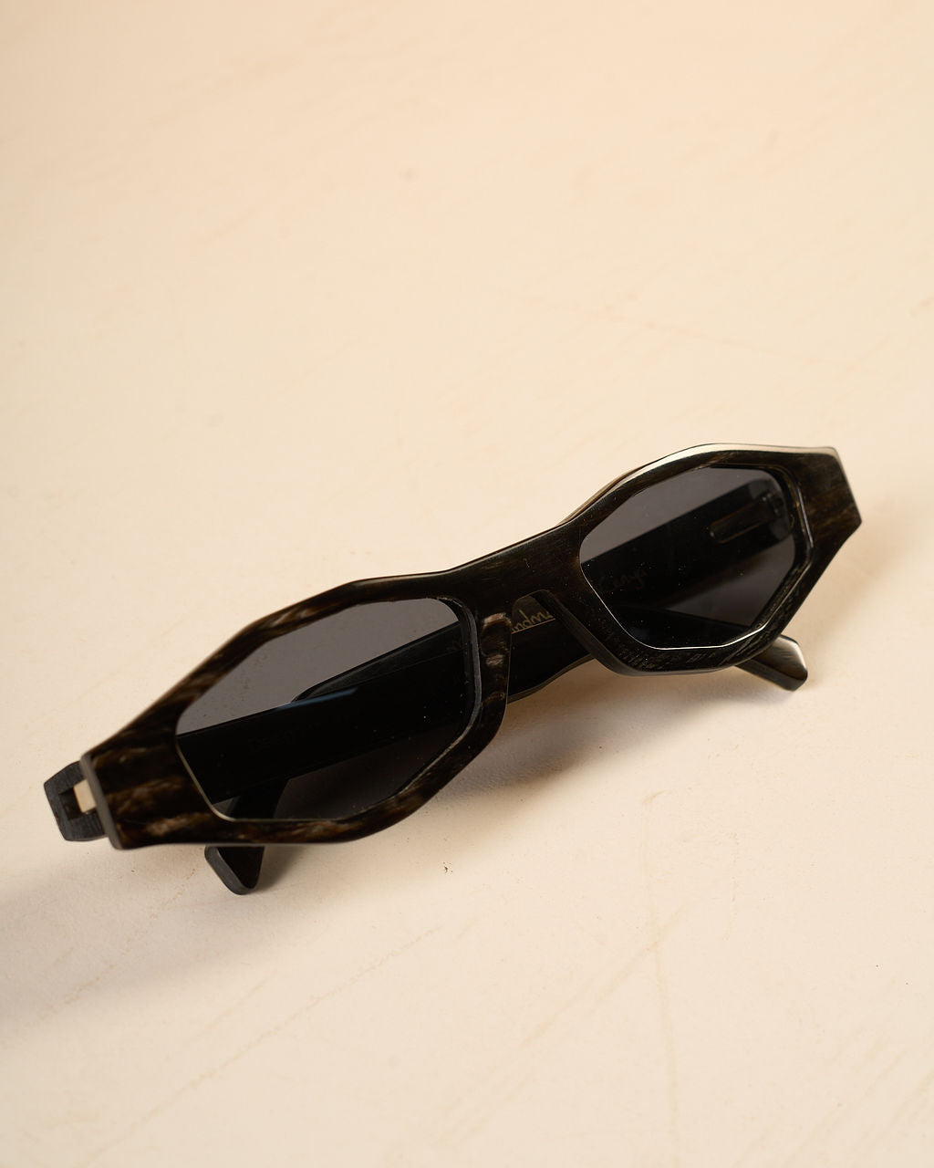 Waridi Almasi cowhorn Sunglasses - Dark color