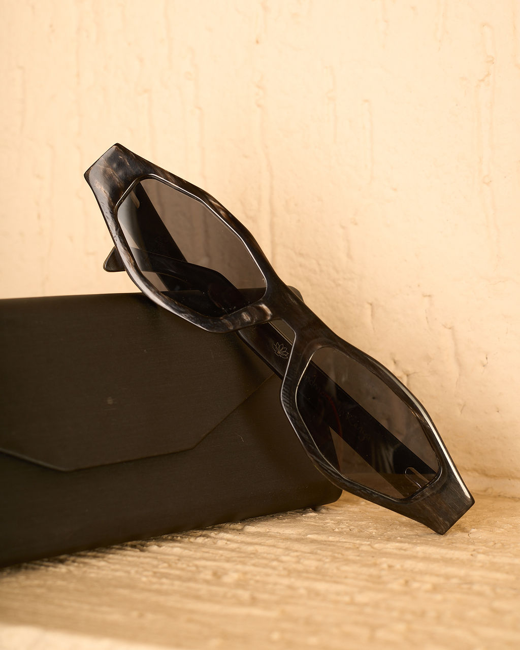 Waridi Almasi cowhorn Sunglasses - Dark color