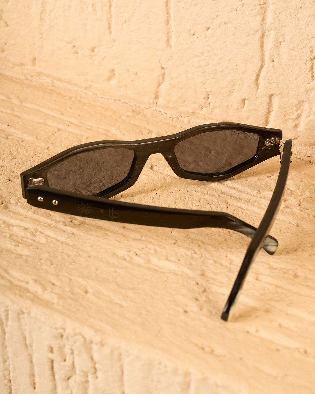 Waridi Almasi cowhorn Sunglasses - Dark color
