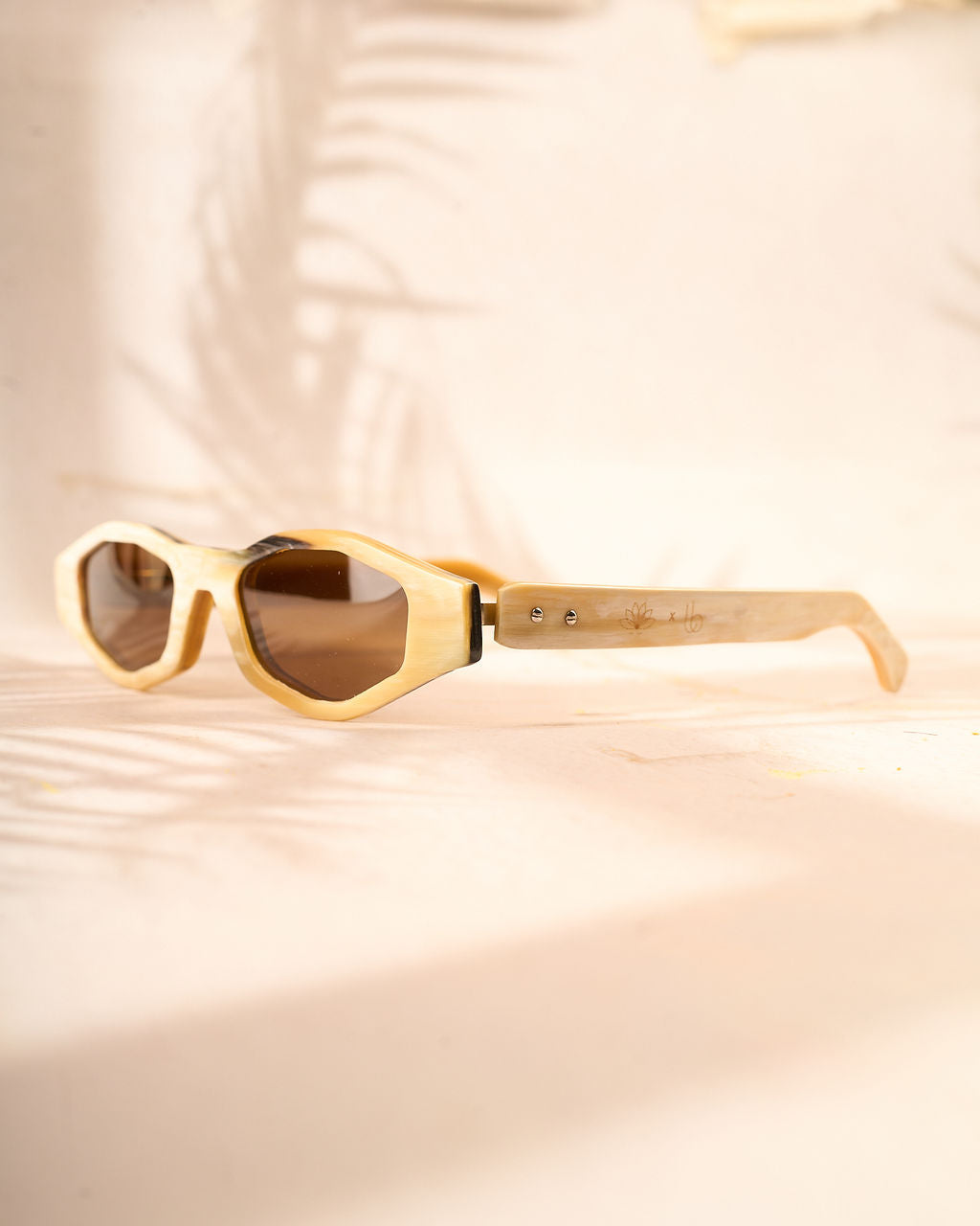 Waridi Almasi cowhorn Sunglasses - Light color